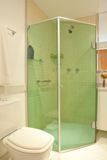 Banheiro acomoda cadeirante /  Bathroom is wheelchair accessible