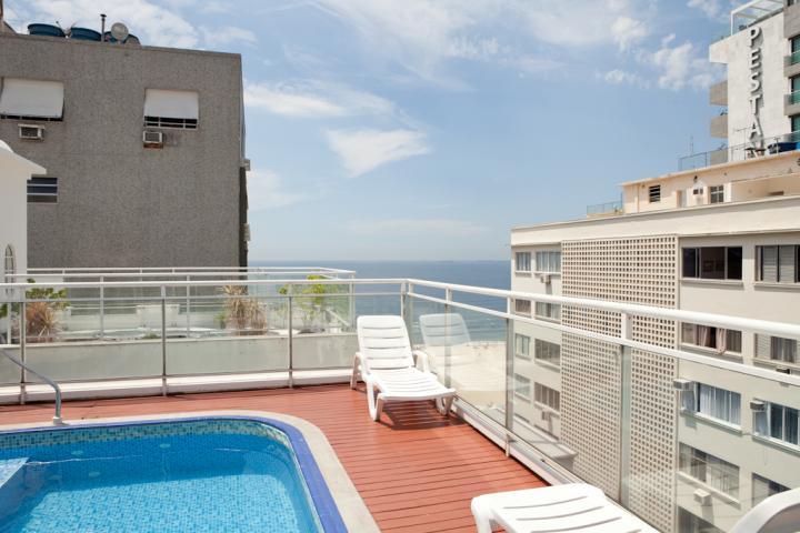 Piscina com vista para o mar  /  Rooftop pool with a view of the ocean