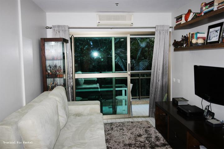 Sala aberta para varanda  /  Living room open to balcony