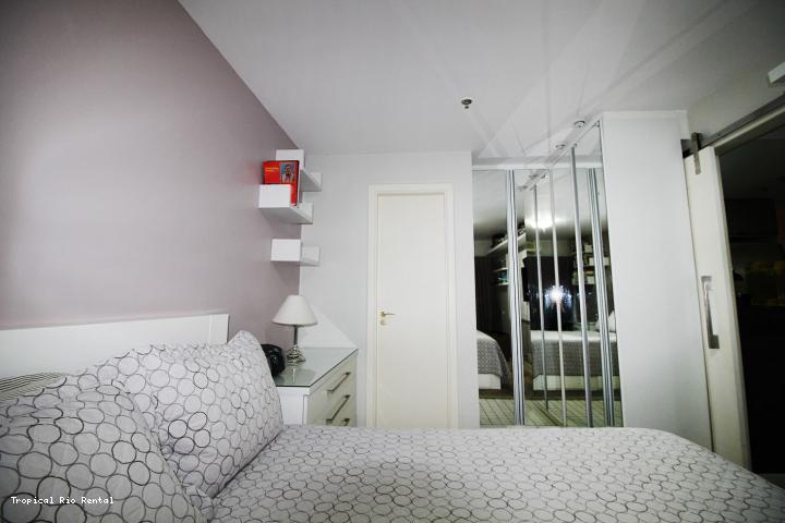Quarto com cama de casal  /  Bedroom with queen-size bed