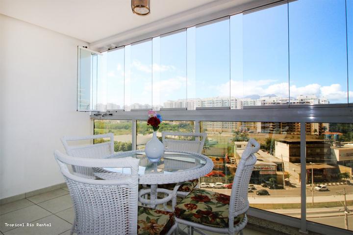 Varanda com mesa e cadeiras /  Balcony has table and chairs