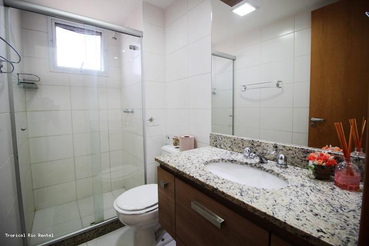 Banheiro com chuveiro / Bathroom has a shower