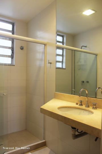 Banheiro com chuveiro / Bathroom with a shower