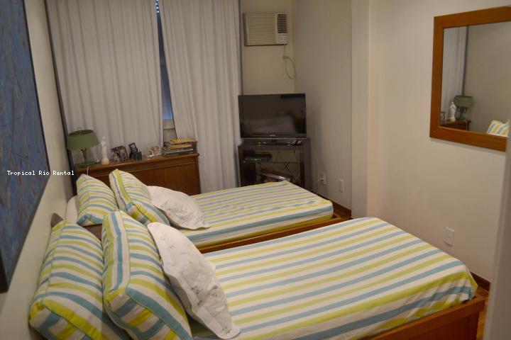 Quarto #2 com 4 camas de solteiro / Room #2 with 4 single beds