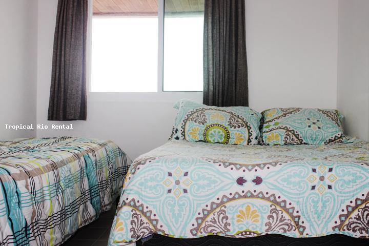 Quarto #1 com cama de casal  + cama solteiro / Bedroom #1 with queen-sized bed + single bed