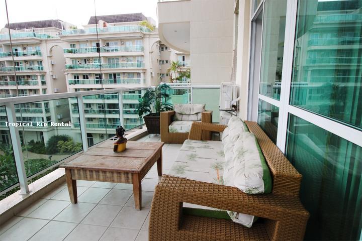 Varanda com mesa e cadeiras /  Balcony has table and chairs