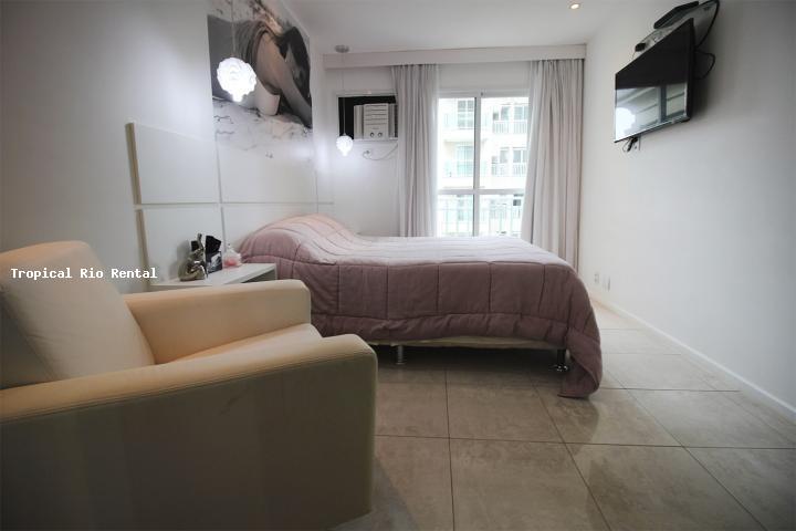 Quarto com TV e ar-condicionado / Bedroom with TV and air-conditioning