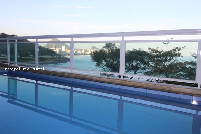 Piscina com vista para o mar  /  Pool with a view of the ocean