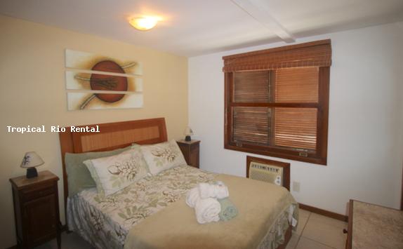 Quarto #4 com cama de casal / Bedroom #4 with queen-sized bed