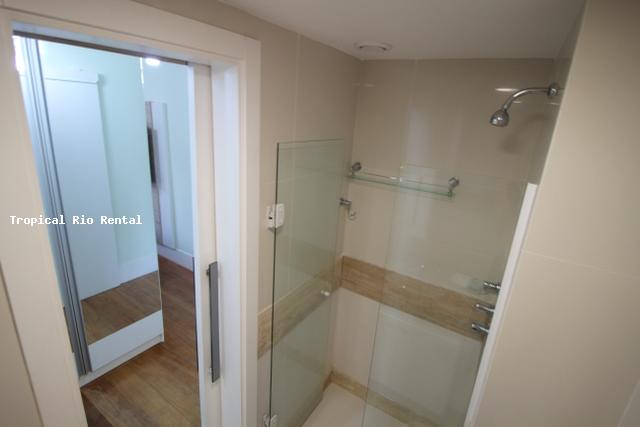 Banheiro grande e espaoso  /  Large and spacious bathroom