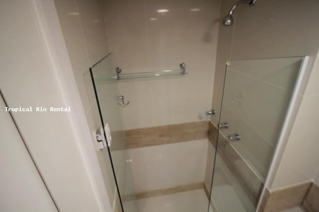 Banheiro com chuveiro / Bathroom with a shower