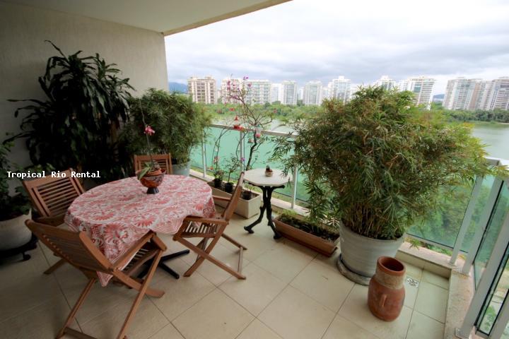 Varanda com mesa e cadeiras /  Balcony has table and chairs