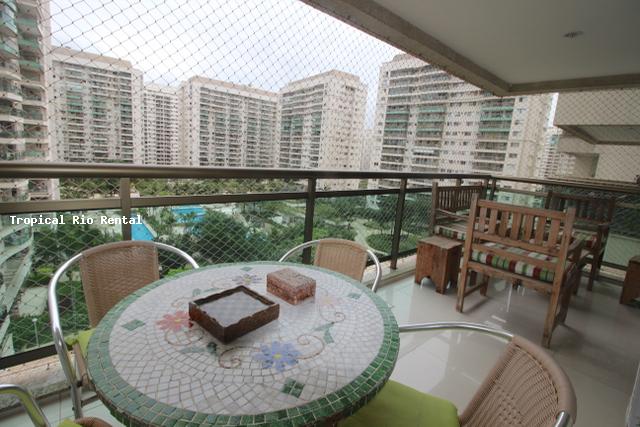 Varanda com mesa e cadeiras /  Balcony has table and chairs