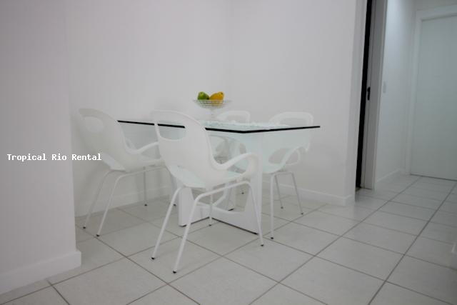 Mesa de jantar para 4 pessoas / Dining table for 4 people