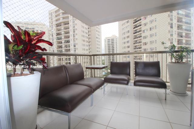 Varanda com mesa e cadeiras /  Balcony has table and chairs