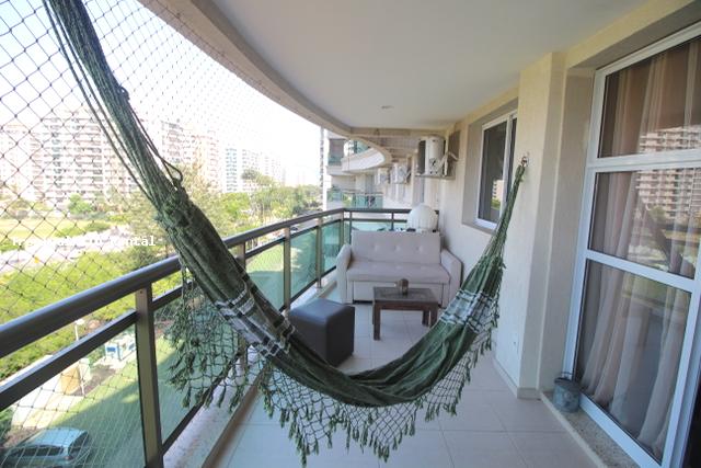 Varanda com rede / Balcony with hammock