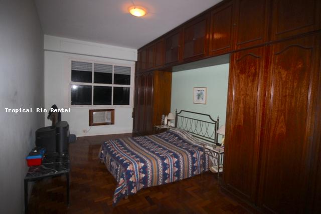 Quarto #1 com cama de casal / Bedroom #1 with queen-sized bed