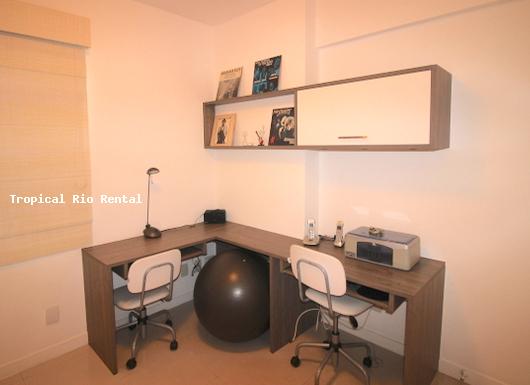 Quarto #3 com mesa de escritrio / Bedroom #3 with desk area with two chairs