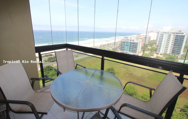 Varanda com mesa e cadeiras /  Balcony has table and chairs