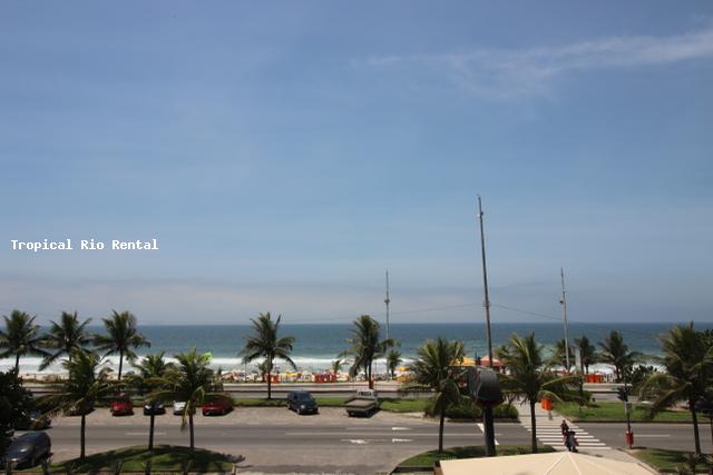 Piscina com vista para o mar  /  Pool with a view of the ocean