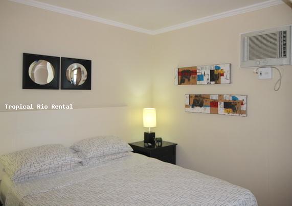 Quarto #1 com cama de casal / Bedroom #1 with queen-sized bed