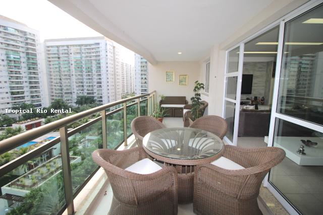 Varanda com mesa e cadeiras /  Balcony has table and chairs