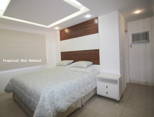 Quarto #1 com cama de casal / Bedroom #1 with queen-sized bed