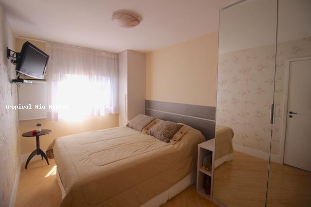 Quarto #1 com cama de casal / Bedroom #1 with queen-sized bed