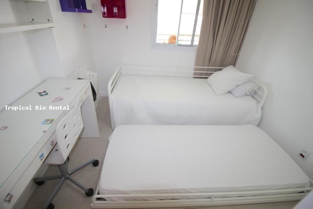 Quarto #2 com duas camas de solteiro / Room #2 with 2 single beds