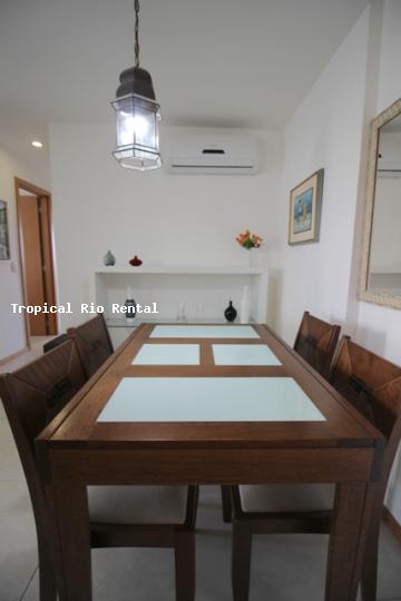 Mesa de jantar para 4 pessoas / Dining table for 4 people