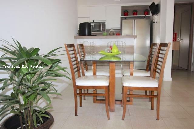 Mesa de jantar para 4 pessoas / Dining table for 4 people