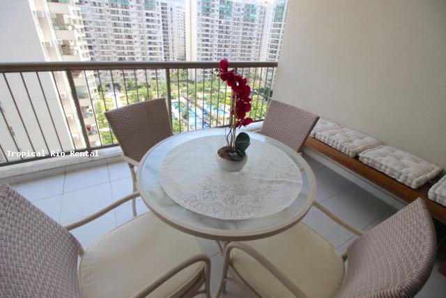 Varanda com mesa e cadeiras /  Balcony has table and chairs