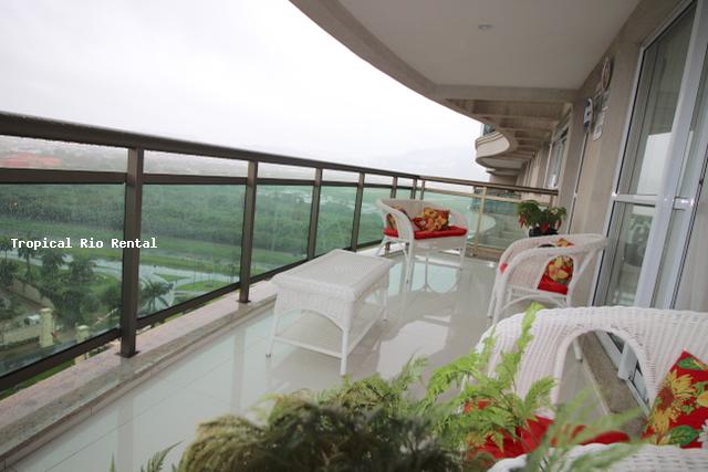 Varanda com mesa e cadeiras /  Balcony has table and chairs