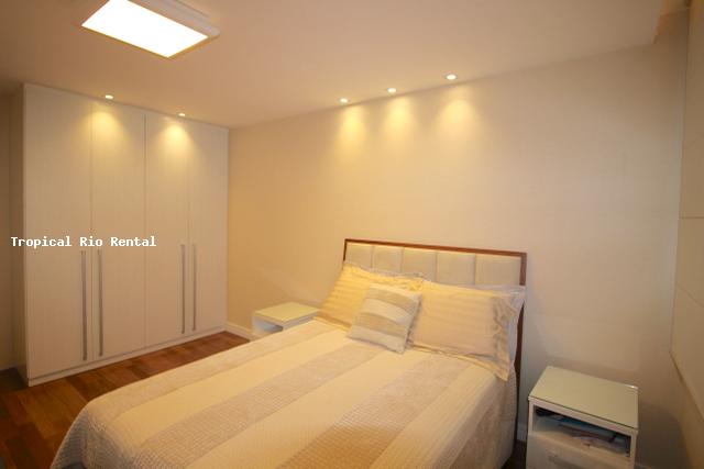 Quarto #1 com cama de casal / Bedroom #1 with queen-sized bed