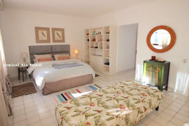 Quarto #1 com cama de casal / Bedroom #1 with queen-sized bed