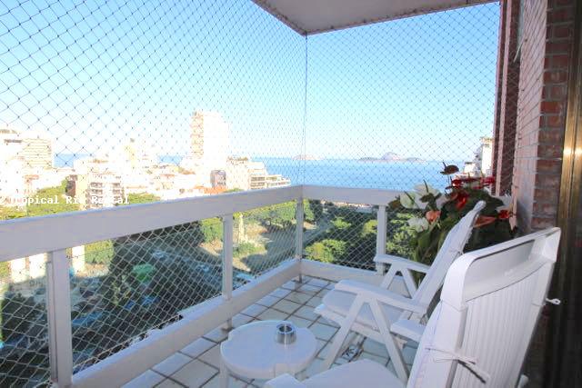 Varanda com mesa e cadeiras /  Balcony has table and chairs