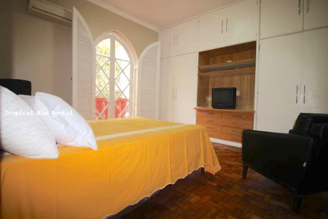 Quarto #1 com cama de casal / Bedroom #1 with queen-sized bed