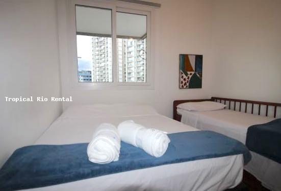 Quarto #2 com 1 cama de casal e 1 cama de solteiro/ Room #2 with 1 queen-sized bed and 1 single bed