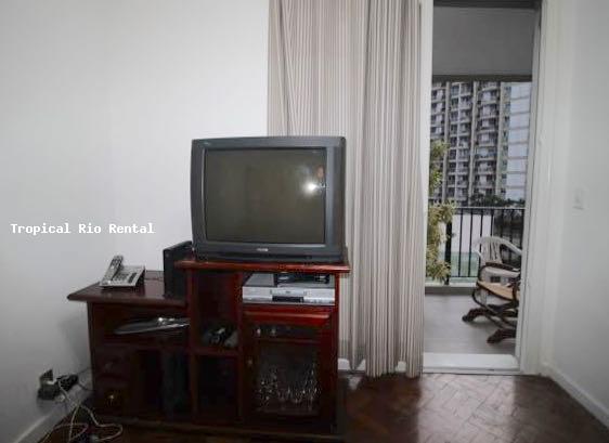 Sala aberta para varanda  /  Living room open to balcony