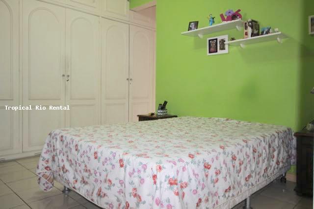 Quarto #1 com cama de casal / Bedroom #1 with queen-sized bed