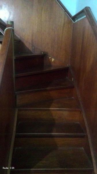 Escada da sala em madeira