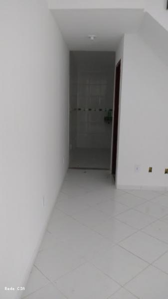 Sala e acesso ao banheiro e cozinha