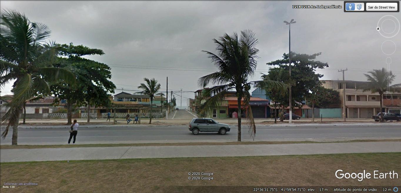 Rua acesso direto a Praia do outro lado da Avenida