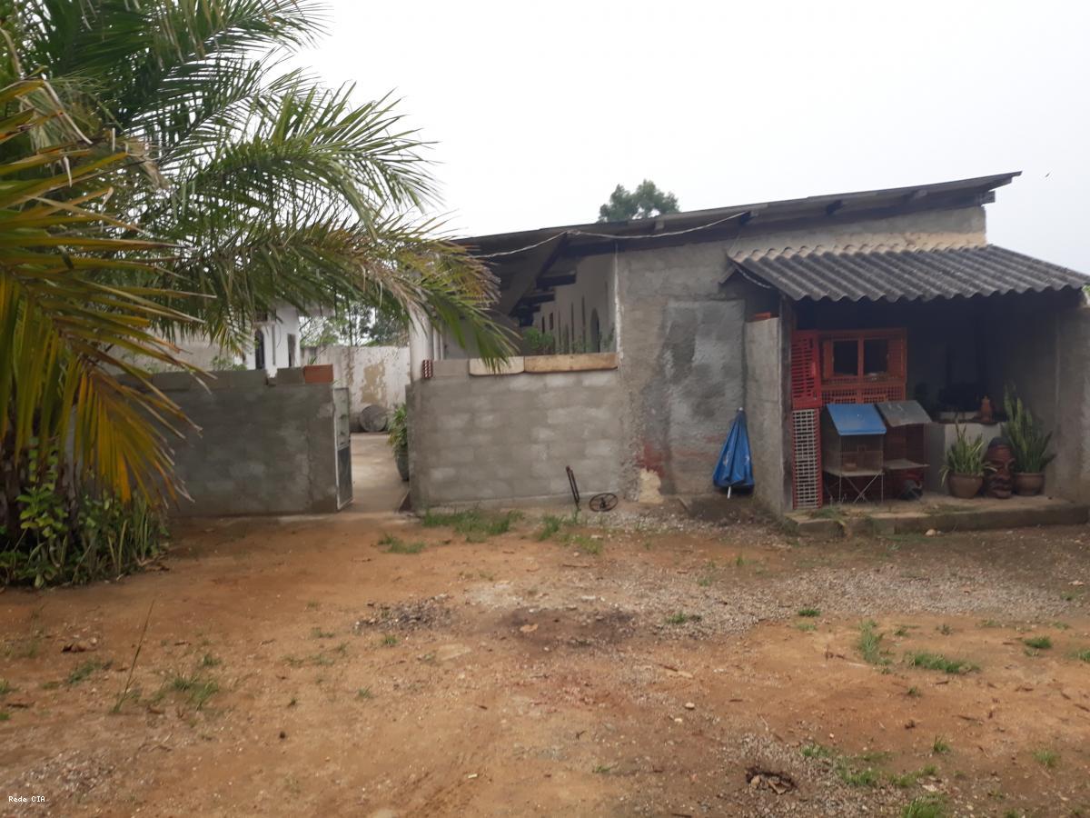 Acesso a Cozinha, 2 quartos, depsito e escritrio.