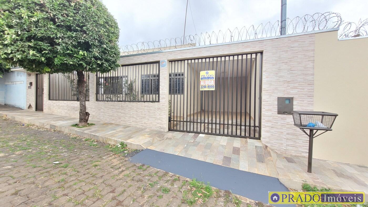Casa para Loca��o, em Araguari, bairro Centro, 2 dormit�rios, 2 banheiros, 1 vaga