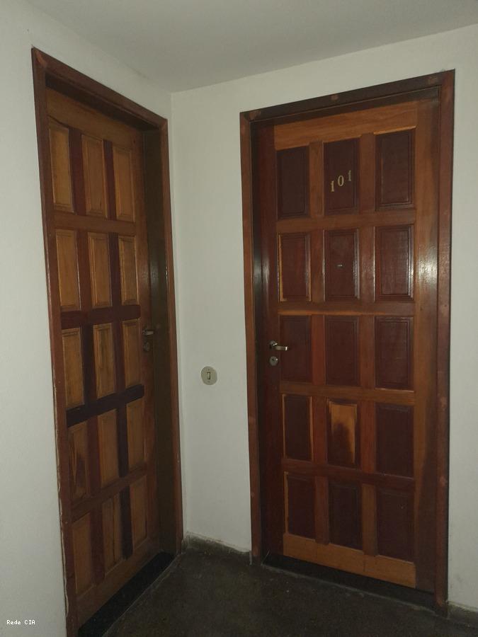 Duas portas sala e cozinha