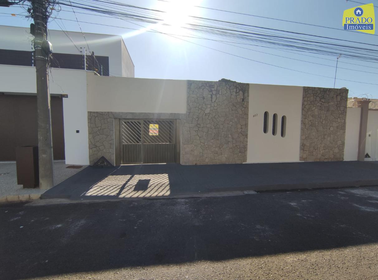 Casa para Loca��o, em Araguari, bairro Centro, 4 dormit�rios, 3 banheiros, 2 su�tes, 2 vagas