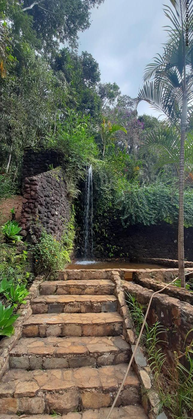 Cascata da piscina natural do Condomnio