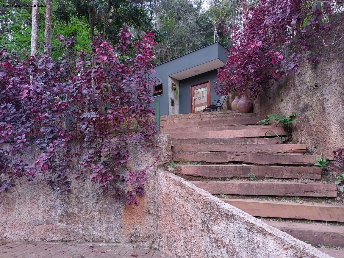 Vista da casa pela garagem