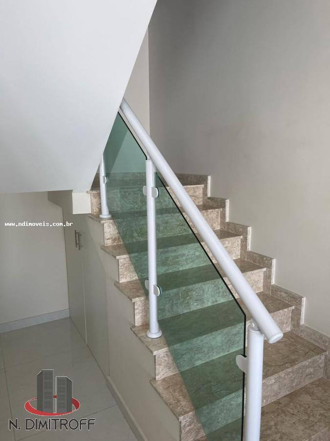 Escada (acesso aos quartos)